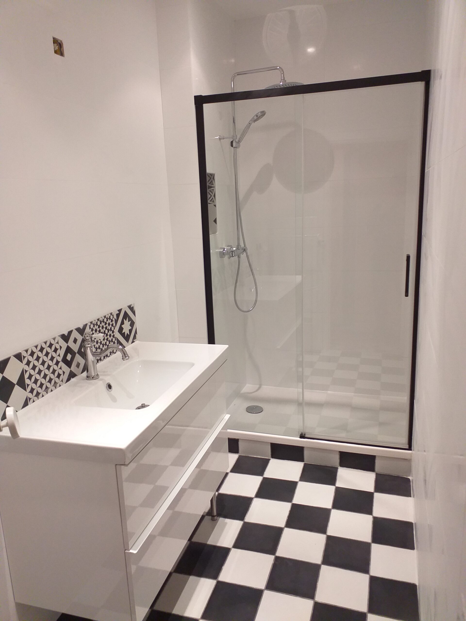 salle de bain avec douche